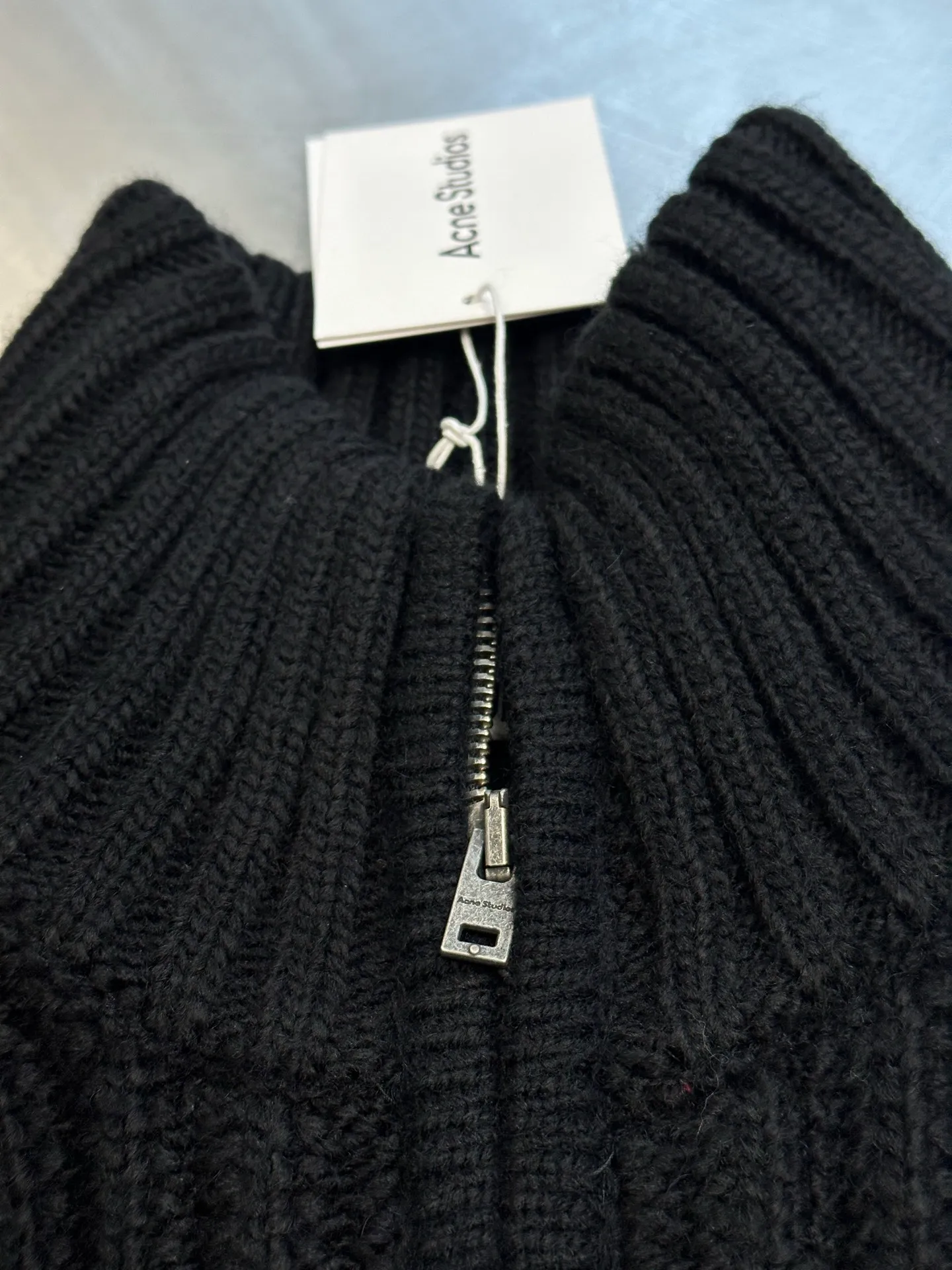 Acne Studios embroidered zipper sweater jacket is made of custom-woven mellow black wool texture, thick and solid! Every inch of fiber contains heavy warmth. The vertical knitted lines on the front panel are more profound and three-dimensional, and the exquisite zipper design is cleverly integrated into the knitted jacket, making the jacket instantly rejuvenated. The white embroidered logo on the back stands out on the black in an elegant manner, carrying the brand's story and history. Adopting imported machine embroidery technology, advanced computer control systems and precision mechanical components, we can achieve Acne's seasonal embroidery logo operations. The garment washing water softening and deodorizing process uses professional washing equipment and specific detergents to deeply clean and deodorize the clothes, improving the feel and appearance of the clothes. size：s m l xl